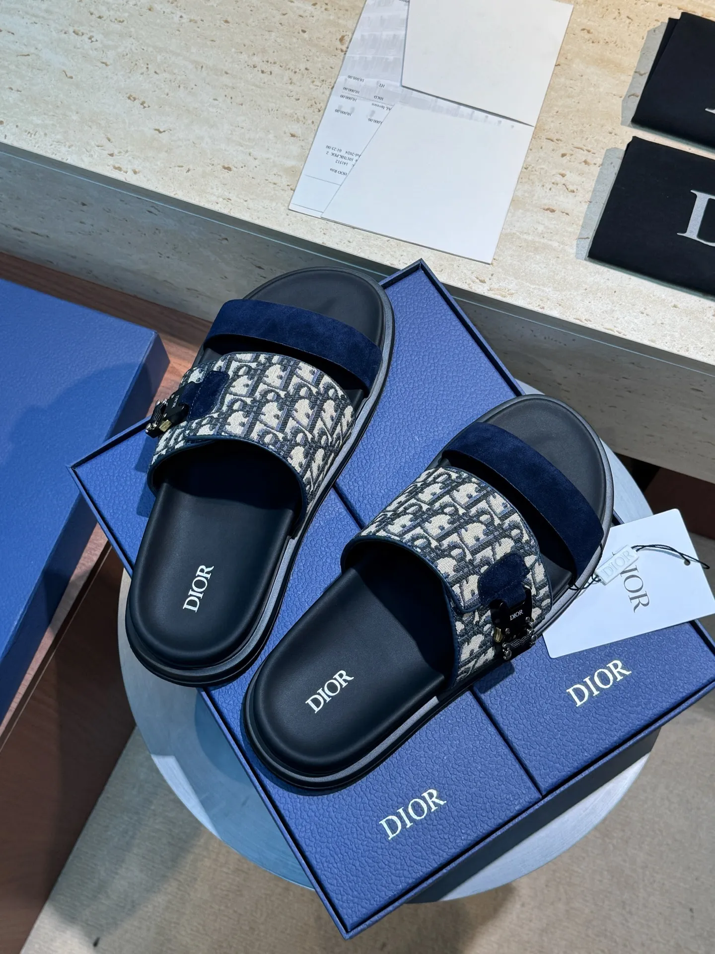 Factory price: 340💰Djia Aqua men's slippers and sandals, Dior's Aqua sandals are elegant and casual. The cross-strap design is reinterpreted in CD Diamond canvas, inspired by the brand's archives. Finished with a branded logo and tonal notch sole, they can be worn easily with shorts or jeans for a sophisticated look. Cowhide spliced ​​canvas + cowhide lining + rubber outsole Size: 39-44 (38 45 customized)